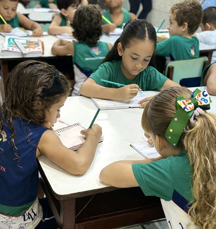 Colégio e Curso Bandeira: Tradição, saber e disciplina desde 1964.